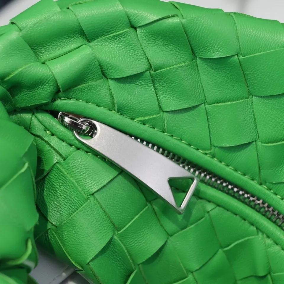 Batch 1120 BV Bottega Veneta's new early spring women's MINI JODIE handbag BV bag 🔥The new method is based on the original rounded corners, knotted with classic woven leather round hobo bag, The most iconic triangular pull-out design, using sheepskin draped soft shape, is super suitable for concave shapes~ Jodie feels really gentle to people, and is definitely the best item for daily matching. It has the same weave, new elements and twists, is compact and versatile, and is the new favorite of street style Internet celebrities! Dimensions: 23x28x8 Model: 6699-1